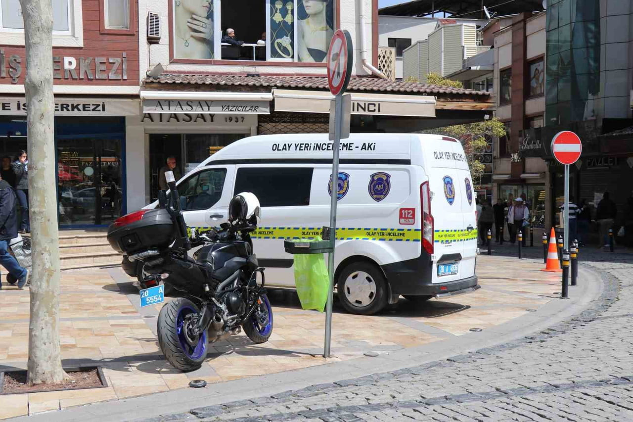 DENİZLİ’NİN MERKEZEFENDİ İLÇESİNDE ALACAK VERECEK MESELESİ NEDENİYLE ÇIKAN KAVGADA BİR KİŞİ...