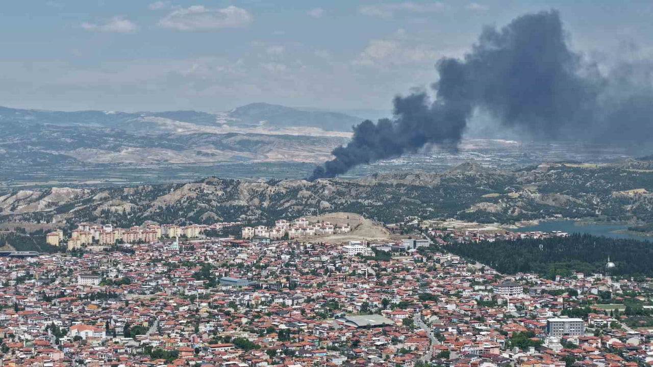 DENİZLİ’NİN PAMUKKALE İLÇESİNDE FAALİYET GÖSTEREN BİR KAUÇUK DEPOSUNDA ÇIKAN YANGINA MÜDAHALE...