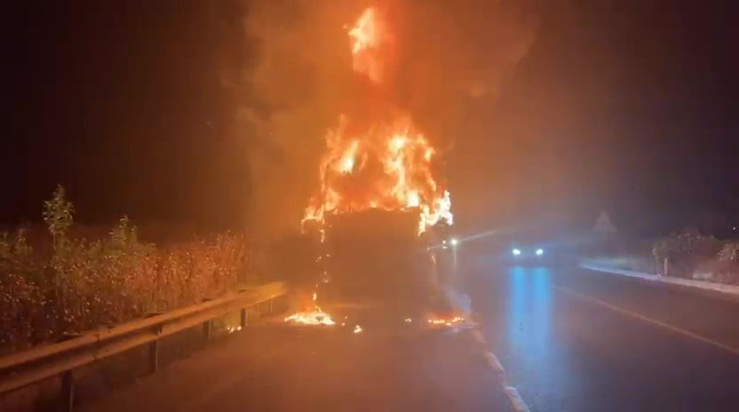 DENİZLİ’NİN PAMUKKALE İLÇESİNDE GECE SAATLERİNDE SEYİR HALİNDEYKEN MOTOR KISMINDAN ALEV YÜKSELEN...