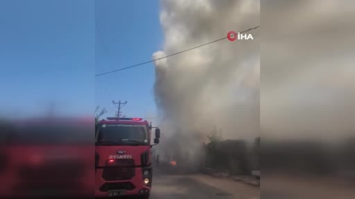 Depo olarak kullanılan işyeri yandı, dumanlar gökyüzünü kapladı