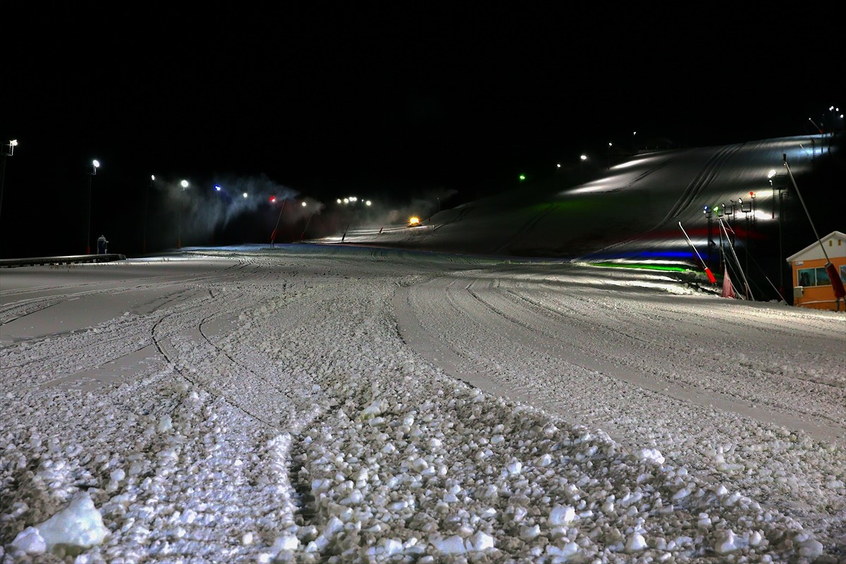 Depolanan karların pistlere serilmesi ve suni karlama uygulamaları sayesinde Palandöken’de kayak...