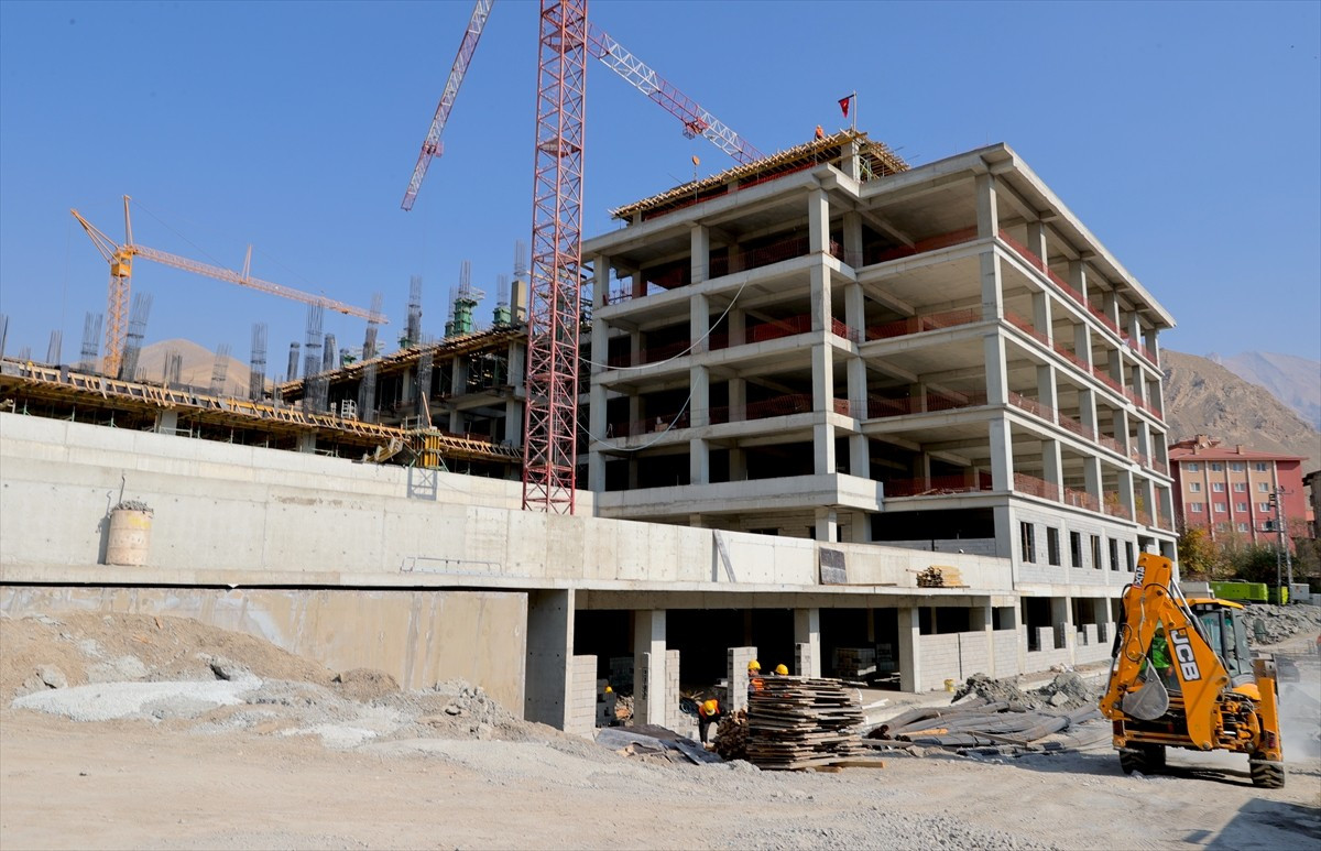 Deprem kuşağında yer alan Hakkari merkez ve Yüksekova ilçesinde sismik izolatör teknolojisiyle...