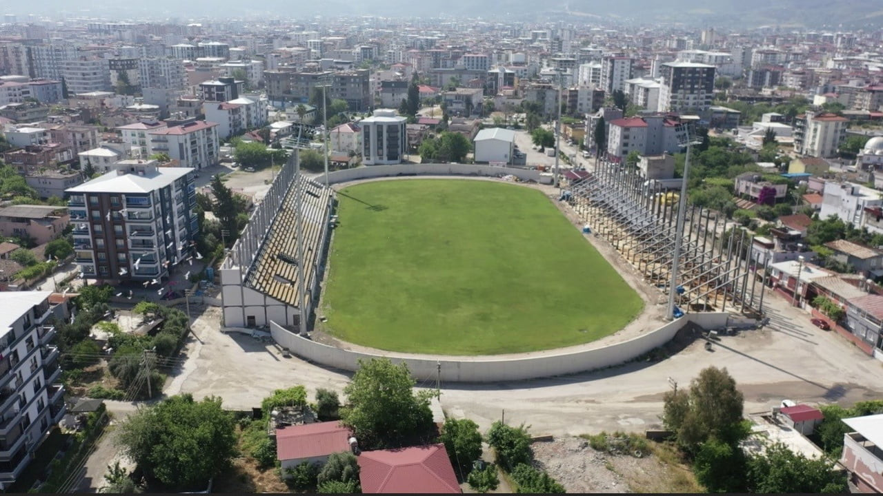 DEPREMDE HASAR ALAN 7 OCAK STADYUMU YERİNDE YENİDEN YÜKSELİYOR