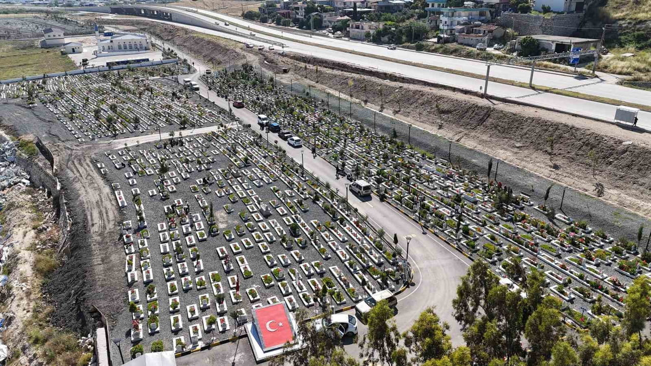 DEPREMDE YAKINLARINI KAYBEDEN VATANDAŞLAR ANTAKYA İLÇESİ NARLICA MAHALLESİ'NDE DEPREM MEZARLIĞINA...