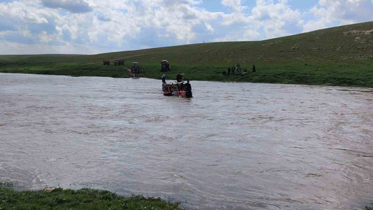 DERENİN ORTASINDA MAHSUR KALAN 3 KİŞİ KURTARILDI