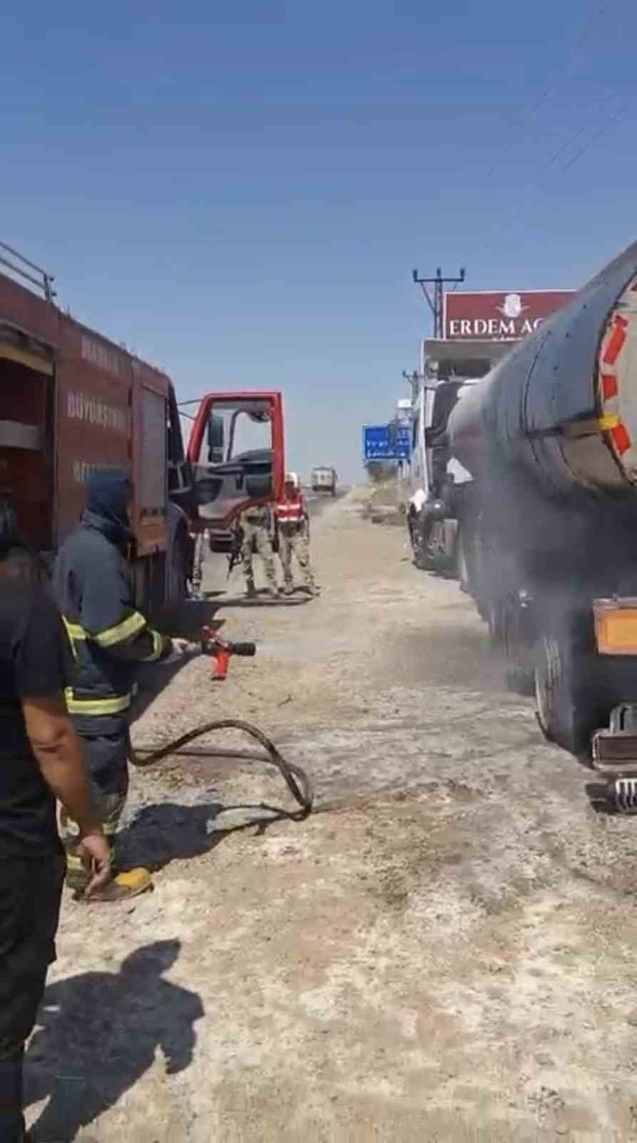 DERİK İLÇESİNDE BİR TANKERDE ÇIKAN YANGIN SÖNDÜRÜLDÜ