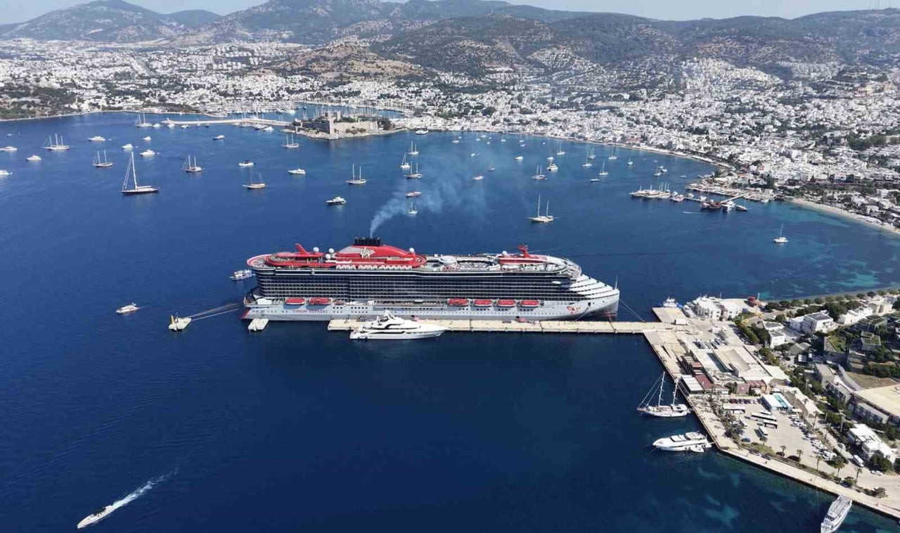 DEV KRUVAZİYER SCARLET LADY BODRUM’A YANAŞTI
