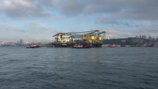 Dev vinç gemisi 'Saipem 7000' İstanbul Boğazı'ndan geçiyor