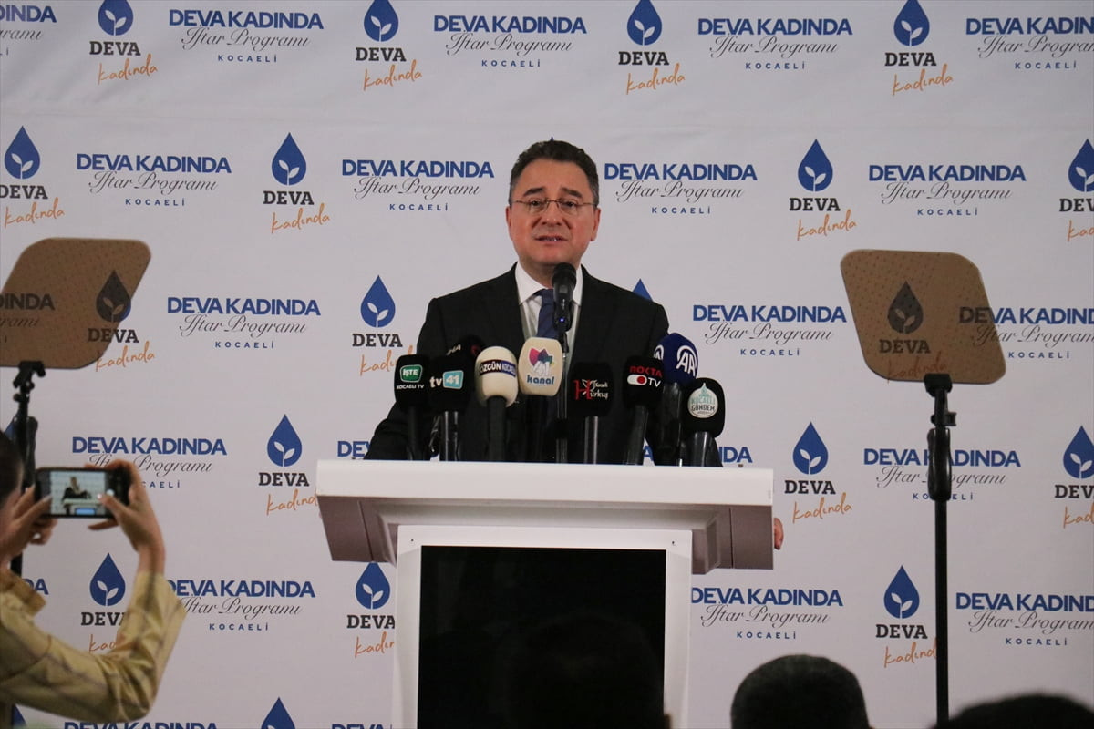 DEVA Partisi Genel Başkanı Ali Babacan, Kocaeli'de iftar programına katıldı. Babacan, partisinin...