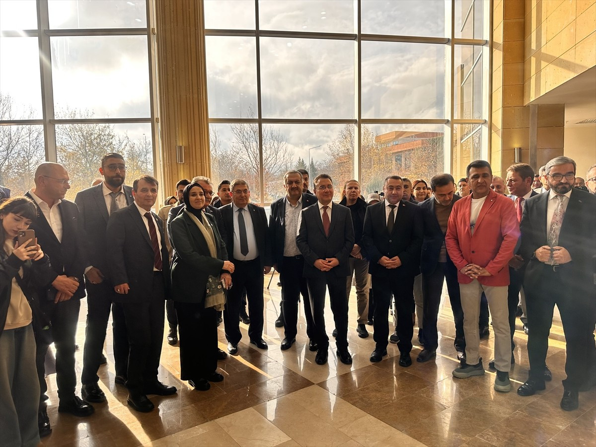 DEVA Partisi Genel Başkanı Ali Babacan, Konya'da ressam Ayşe Türkmen'in kişisel sergi açılışına...