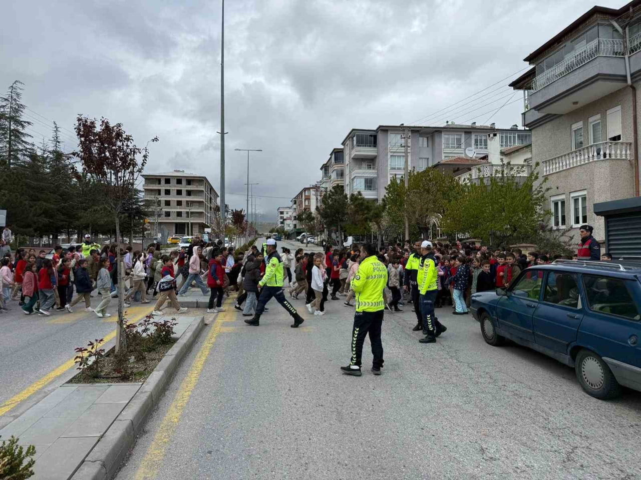 DEVELİ İLÇESİNDE JANDARMA VE POLİS EKİPLERİ TARAFINDAN ÖĞRENCİLERE TRAFİK EĞİTİMİ...