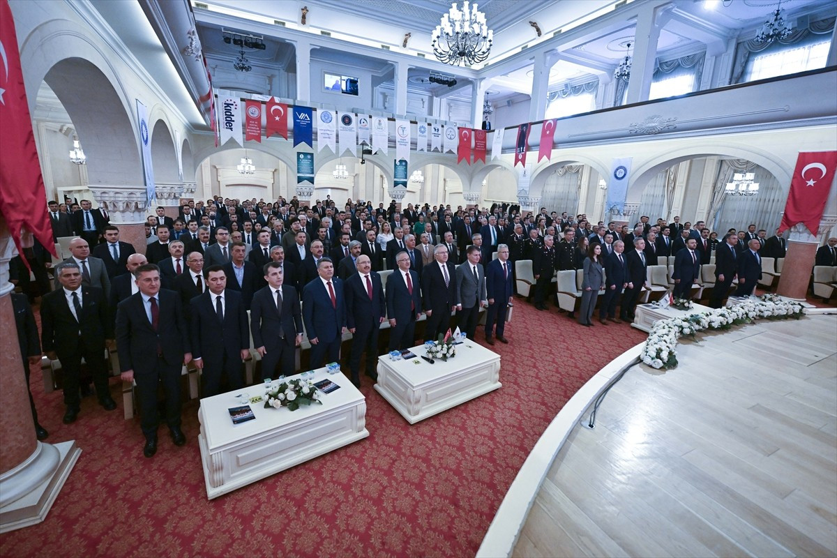 Devlet Denetim Elemanları Derneği (DENETDE) ve Gazi Üniversitesi işbirliğiyle düzenlenen, "Kamu...