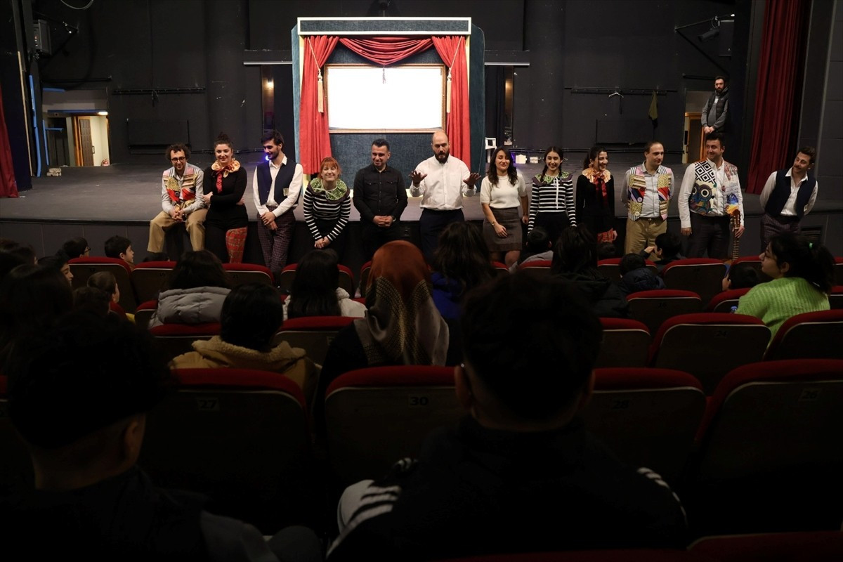 Devlet korumasındaki 150 çocuk, "Sahneye Renk Geldi" projesi kapsamında Erzurum Devlet...