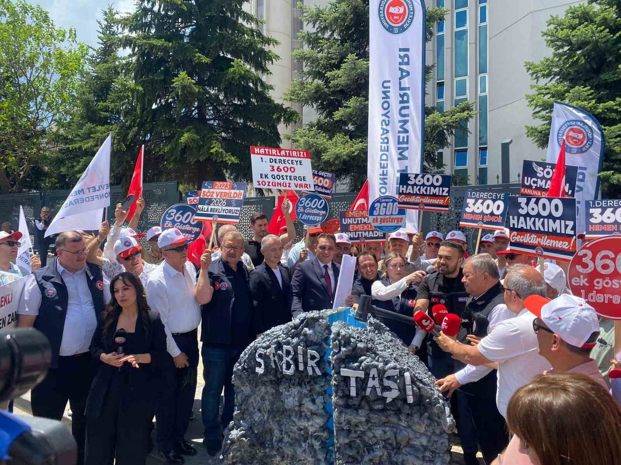 DEVLET MEMURLARI KONFEDERASYONU (DMK), ÇALIŞMA VE SOSYAL GÜVENLİK BAKANLIĞI ÖNÜNDE BASIN...