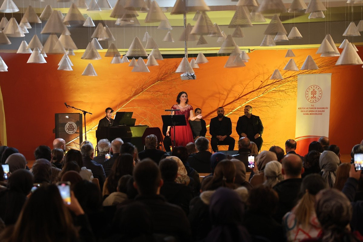 Devlet Opera ve Balesi Genel Müdürlüğünce (DOB) Bayburt'ta başlatılan 2. Anadolu Opera ve Bale...
