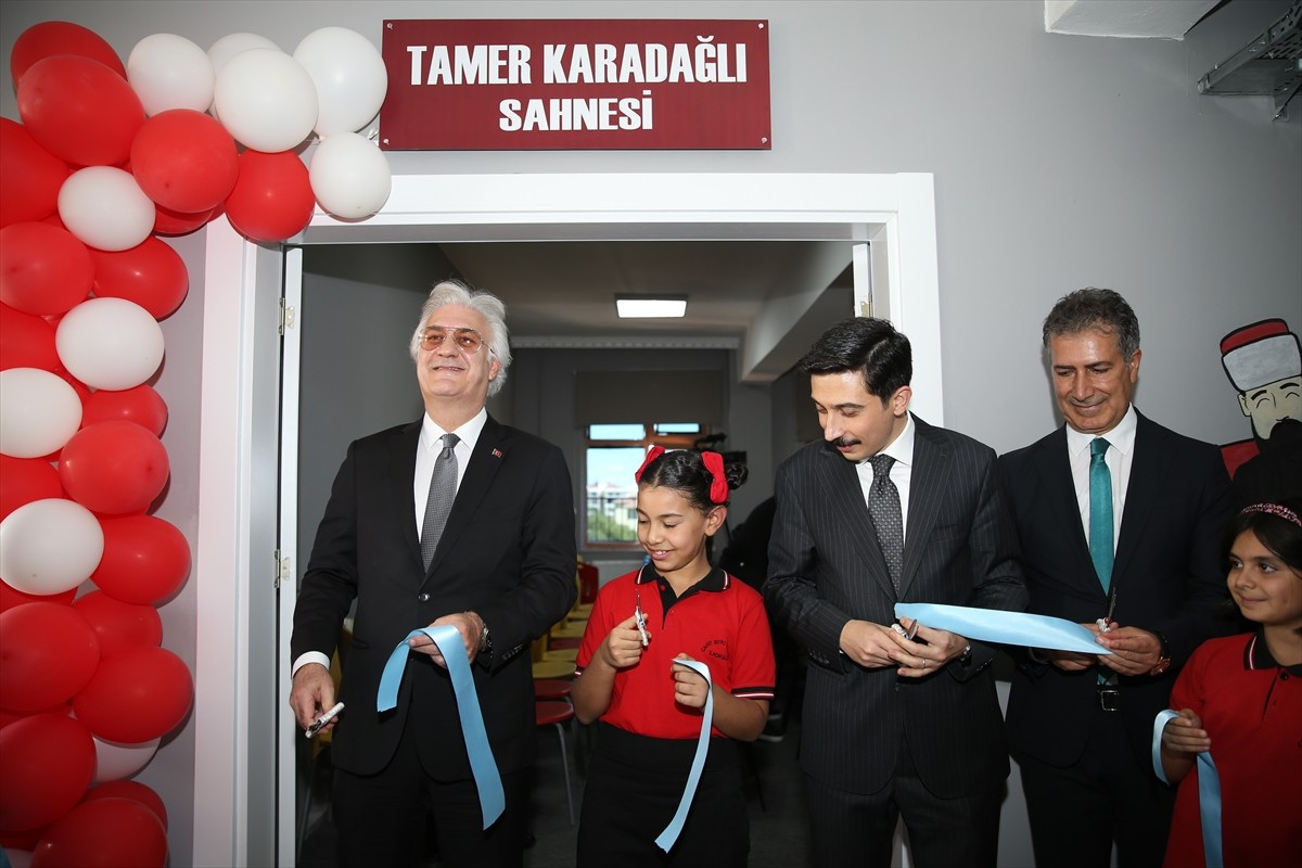 Devlet Tiyatroları Genel Müdürü Tamer Karadağlı (solda), Diyarbakır'ın Ergani ilçesindeki okulda...