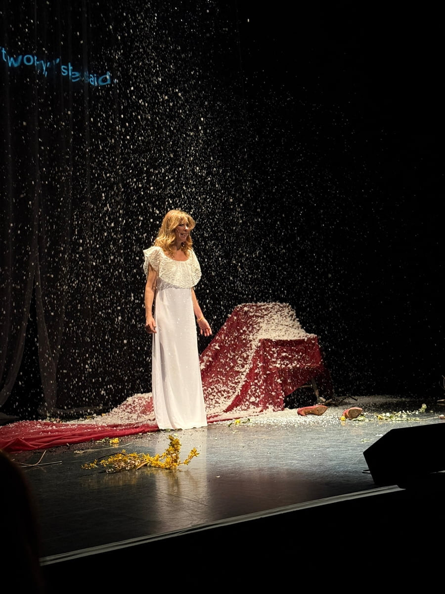 Devlet Tiyatrolarından emekli oyuncu İnci Türkay, tek başına sahnelediği "Liste" adlı oyunla...