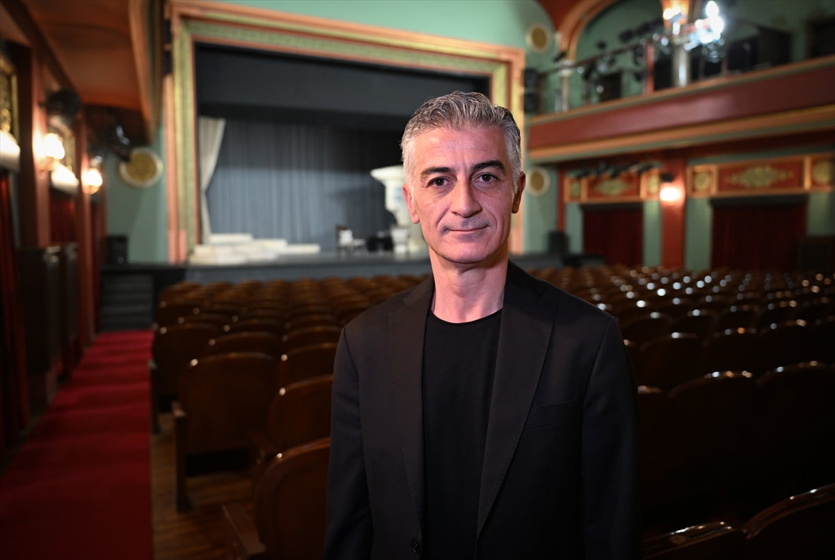 Devlet Tiyatrolarının (DT), 27 Mart Dünya Tiyatro Günü'nde ücretsiz sahneleyeceği 19 ildeki 32...