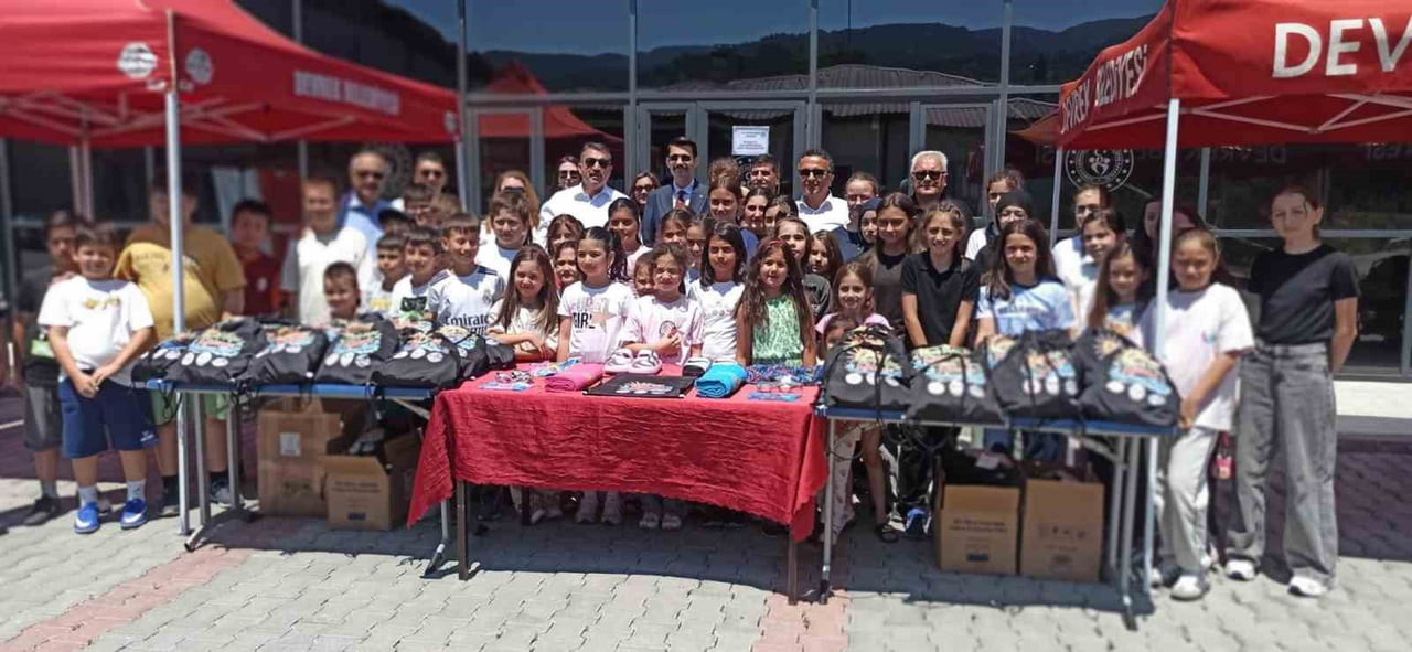 DEVREK'TE ÖĞRENCİLERE HAVUZ MALZEMELERİ HEDİYE EDİLDİ