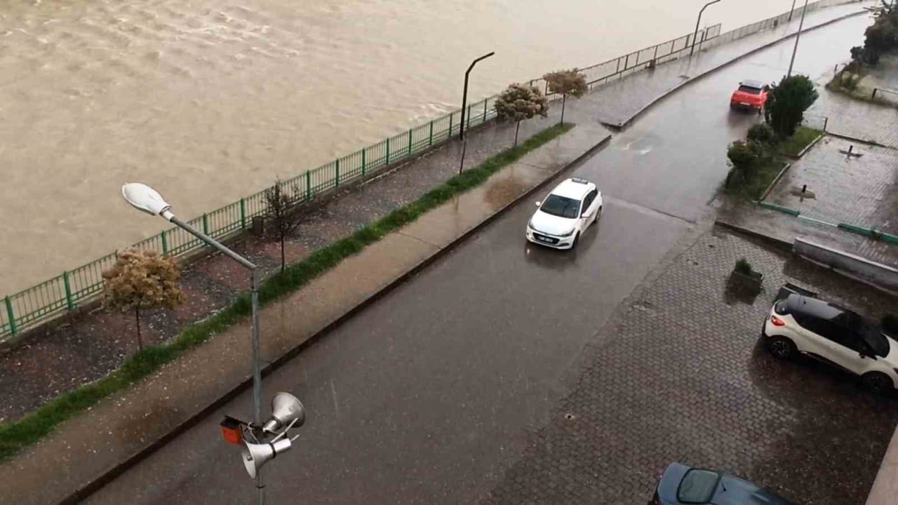 DEVREK’TE ŞİDDETLİ DOLU YAĞIŞI PANİĞE SEBEP OLDU