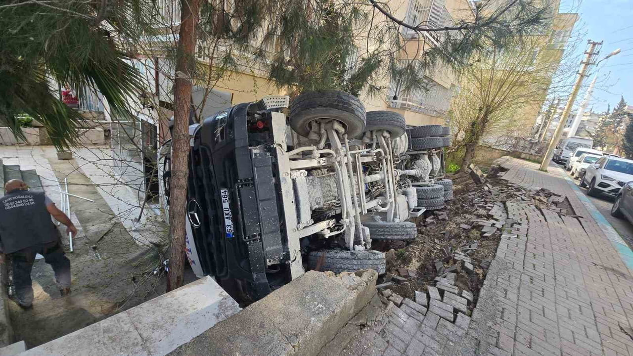 DEVRİLEN BETON MİKSERİNDE SIKIŞAN SÜRÜCÜ KURTARILDI