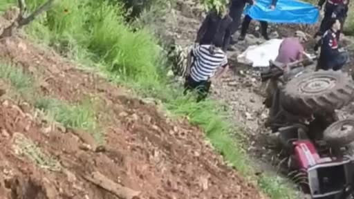 Devrilen traktörün sürücüsü hayatını kaybetti
