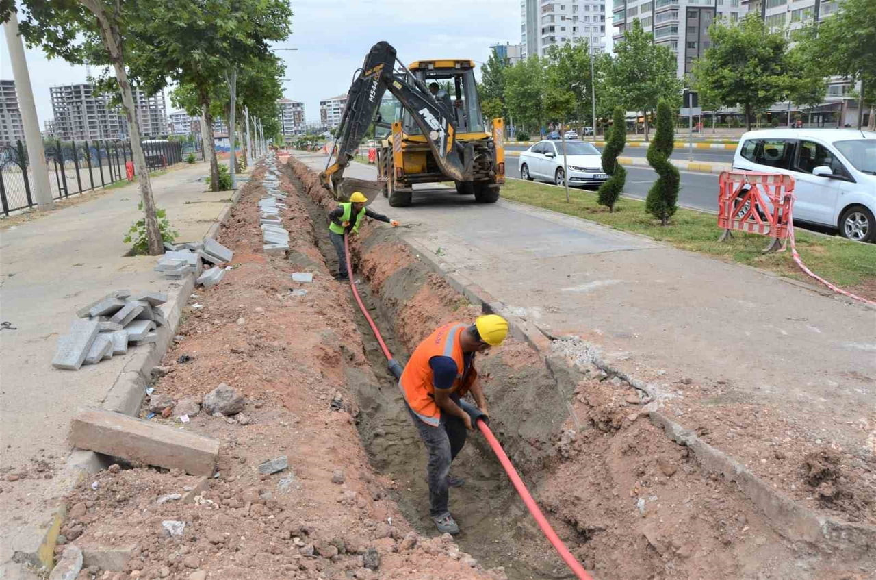 DİCLE ELEKTRİK, DİYARBAKIR’IN EN HIZLI BÜYÜYEN İLÇELERİNDEN KAYAPINAR’DA ELEKTRİK ALTYAPISINI...