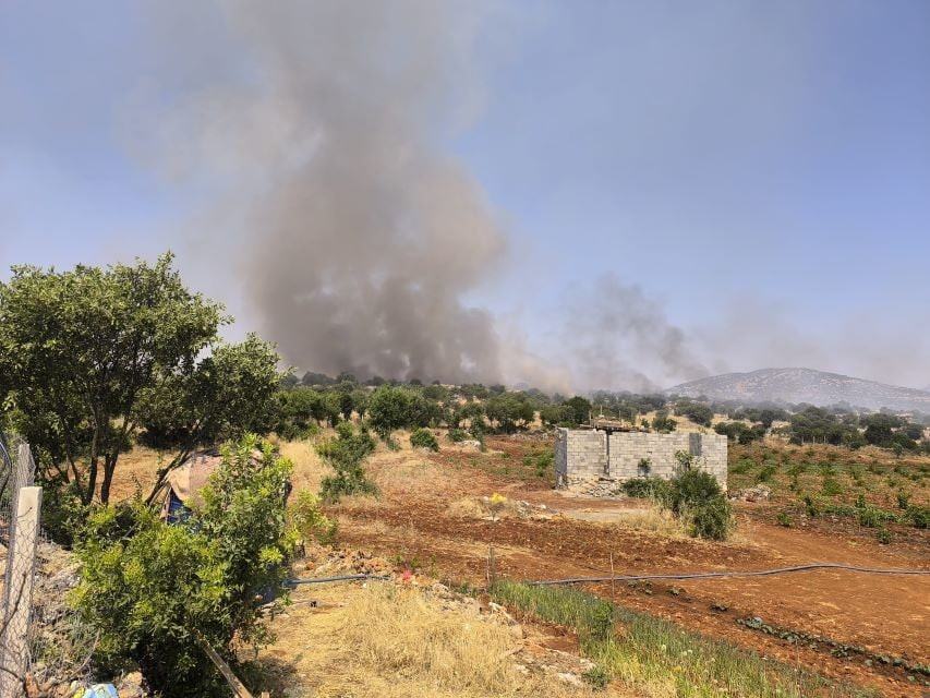 DİCLE İLÇESİNDE ÇIKAN ÖRTÜ YANGININA EKİPLERİNE SÖNDÜRME ÇALIŞMALARI DEVAM EDİYOR.