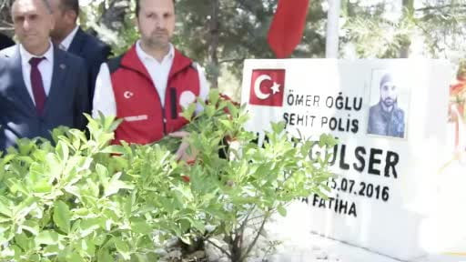 Dicle şehitler kabirleri başında anıldı