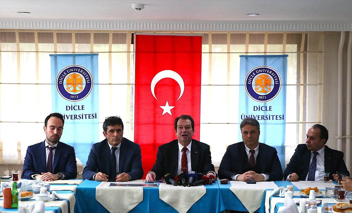 Dicle Üniversitesi (DÜ) Rektörü Prof. Dr. Kamuran Eronat (sağ 3), Dicle Üniversitesi Konukevinde...