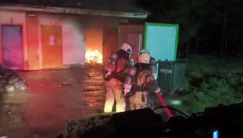 DİCLE ÜNİVERSİTESİ ONKOLOJİ TIBBİ ATIK DEPOSUNDA ÇIKAN YANGIN PANİĞE NEDEN OLDU.