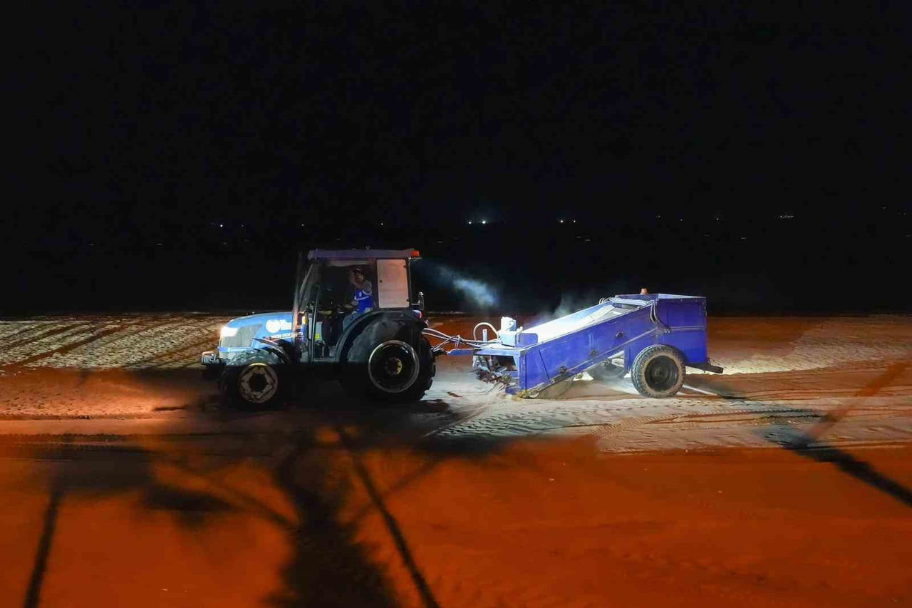 DİDİM BELEDİYESİ TARAFINDAN ALTINKUM SAHİLİ’NDE GERÇEKLEŞTİRİLEN GECE ÇALIŞMALARI KAPSAMINDA KUM...