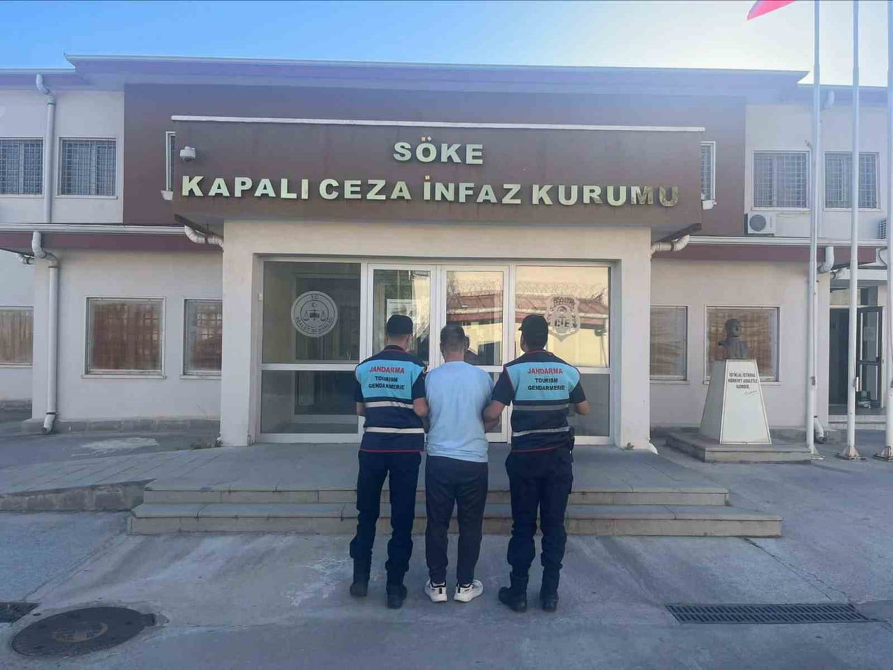 DİDİM’DE 9 DÜZENSİZ, BİR ORGANİZATÖR YAKALANDI