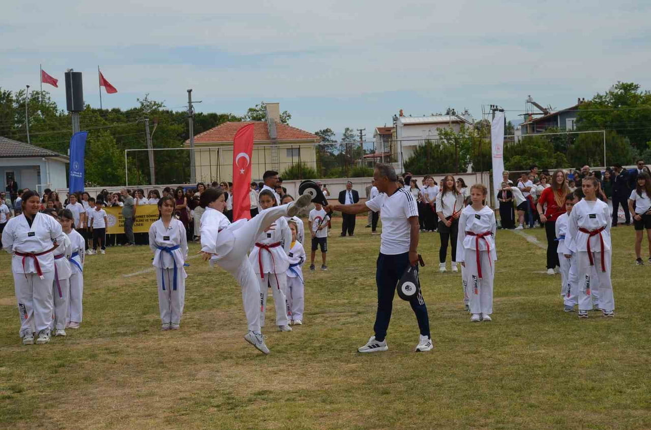 DİDİM’DEKİ KUTLAMALARDA GÖSTERİLER BÜYÜK BEĞENİ TOPLADI