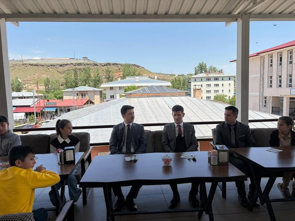 DİGOR KAYMAKAMI AHMED TAYYİB KAHRAMAN’DAN MİNİK TİYATROCULARA ANLAMLI DESTEK(KARS-İHA)
