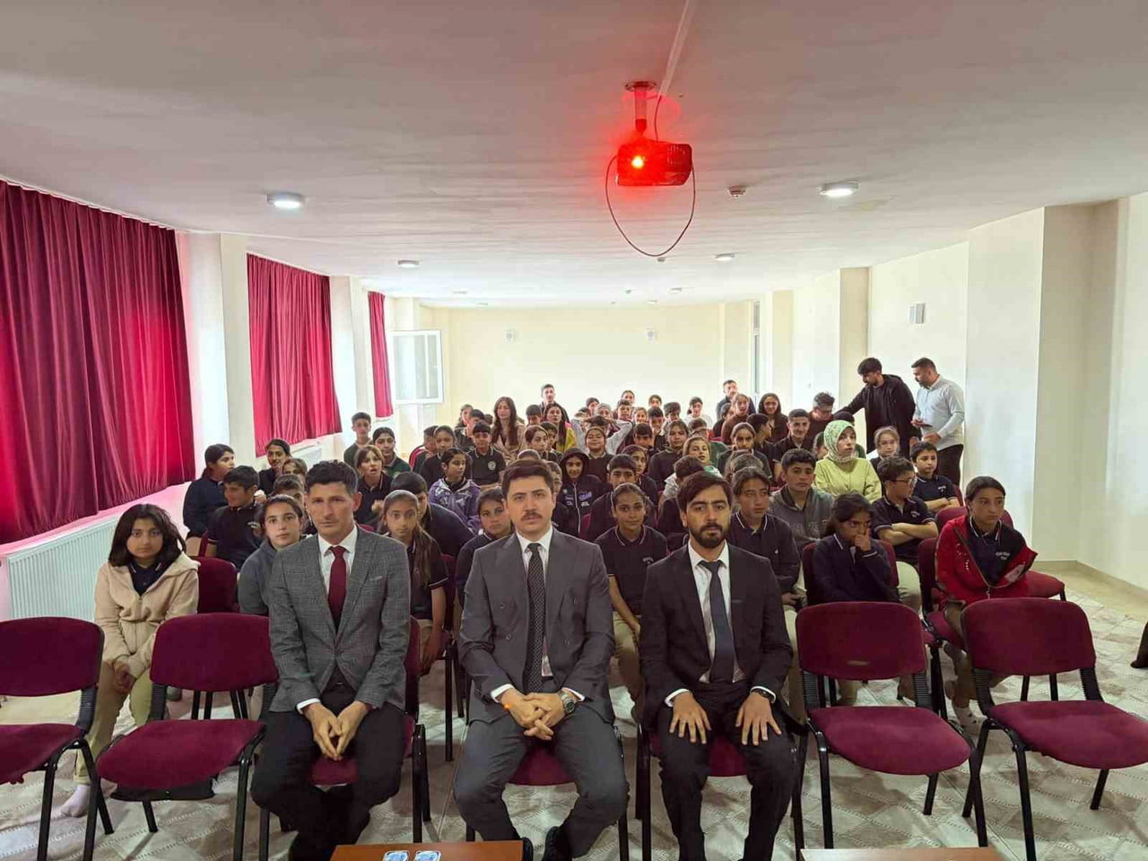 DİGOR’DA ÇEDES YIL SONU COŞKUSU: KAYMAKAM KAHRAMAN ÖĞRENCİLERLE BULUŞTU(KARS-İHA)