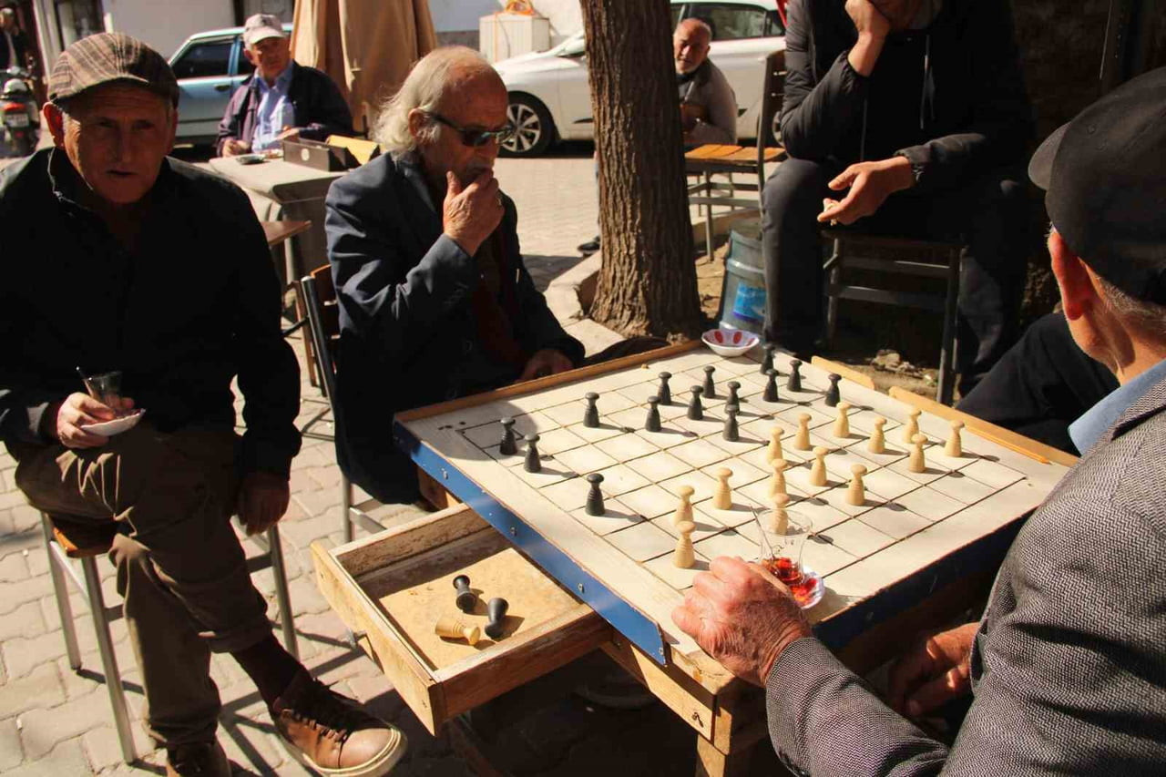 DİJİTAL ÇAĞIN HIZINA RAĞMEN MENTEŞE’DE DAMA TUTKUSU SÜRÜYOR. KONAKALTI KIRAATHANESİ’NDE BİR ARAYA...