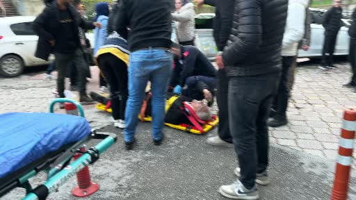 Direksiyon hakimiyetini kaybeden genç sürücü kaldırımdaki adama çarptı