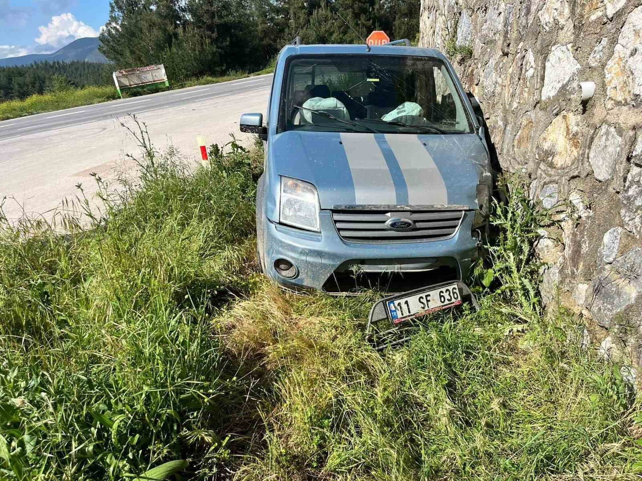 DİREKSİYON HÂKİMİYETİNİ KAYBEDEN OTOMOBİL SÜRÜCÜSÜ İSTİNAT DUVARINA ÇARPTI: 1 YARALI