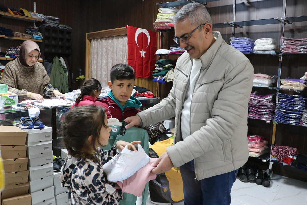 Diriliş Derneği Kilis Şubesi tarafından belirlenen ihtiyaç sahibi çocuklar, bayramlıklarını...