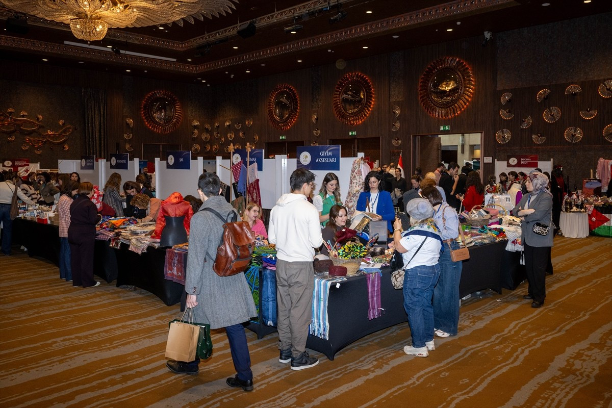 Dışişleri Mensupları Eşleri Dayanışma Derneği (DMEDD) tarafından Ankara'da geleneksel DMEDD...