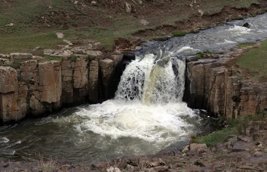 DİYADİN'DE SAKLI GÜZELLİK YILDIZLI ŞELALESİ BAHARLA COŞTU