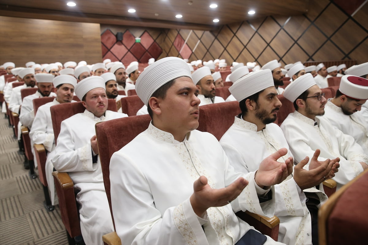 Diyanet Akademisi 3. dönem mezunlarından Kastamonu'ya atanan 169 imam için tören düzenlendi. Halk...