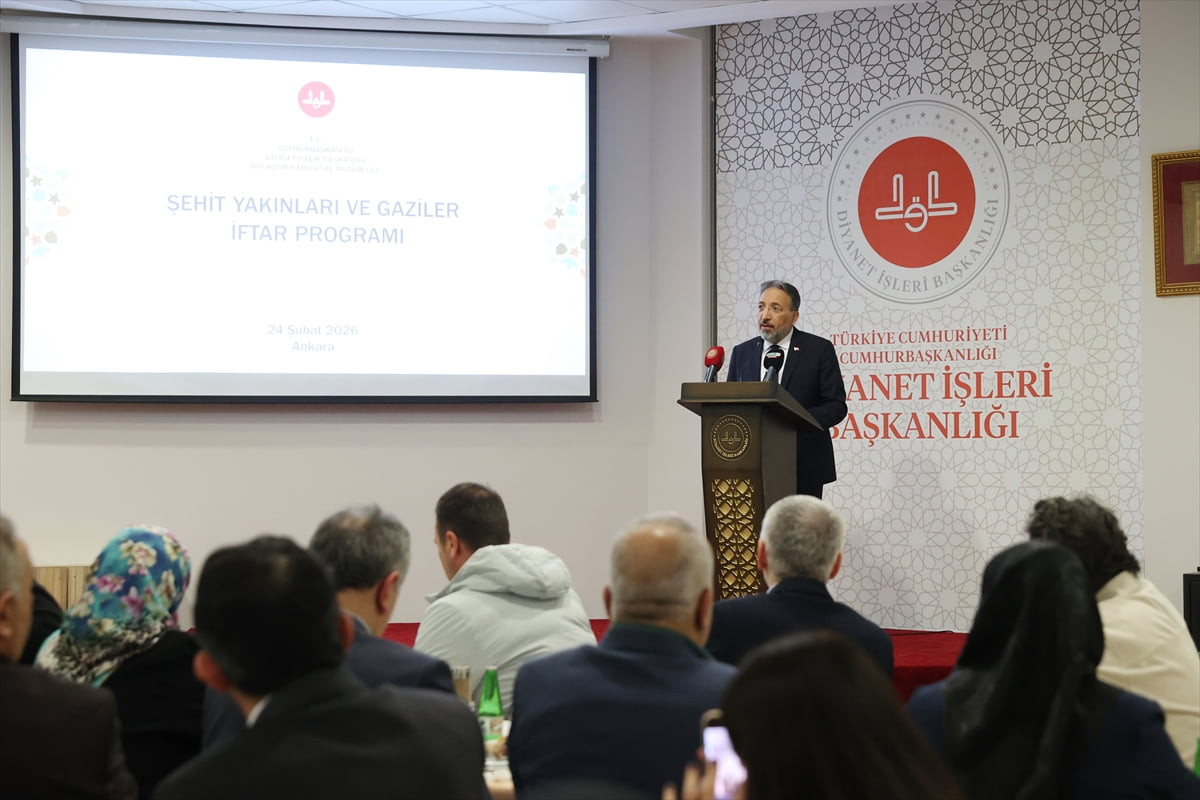 Diyanet İşleri Başkanı Safi Arpaguş, başkanlığın yerleşkesinde düzenlenen iftar programında şehit...