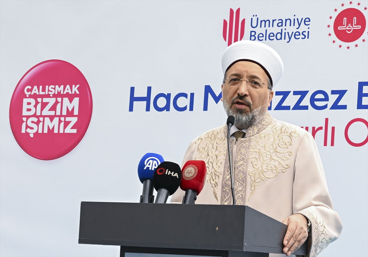Diyanet İşleri Başkanı Safi Arpaguş, iş insanı Devran Bülbül'ün annesi adına Ümraniye'de...