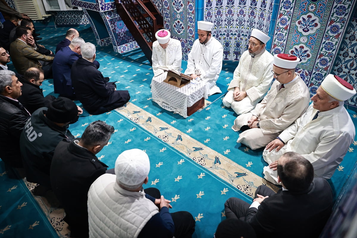 Diyanet İşleri Başkanı Safi Arpaguş (sağ 3), Osmaniye'de 6 Şubat 2023'te meydana gelen...