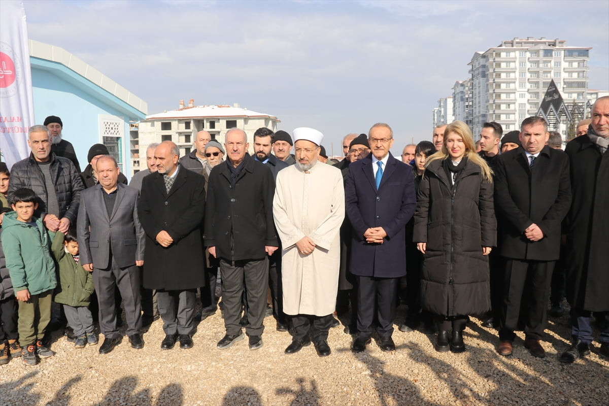 Diyanet İşleri Başkanı Safi Arpaguş (sağ 4), Malatya'da Kubbetüs Sahra Camisi'nin açılışına...