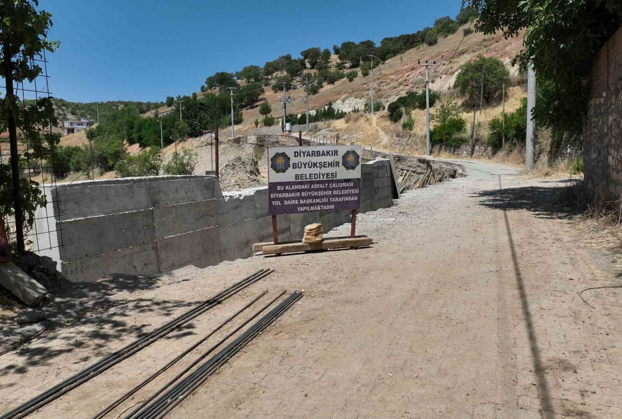 DİYARBAKIR BÜYÜKŞEHİR BELEDİYESİ, 2026 YILI ÇALIŞMA PROGRAMI KAPSAMINDA 17 İLÇEDE YOL YAPIM, BAKIM...