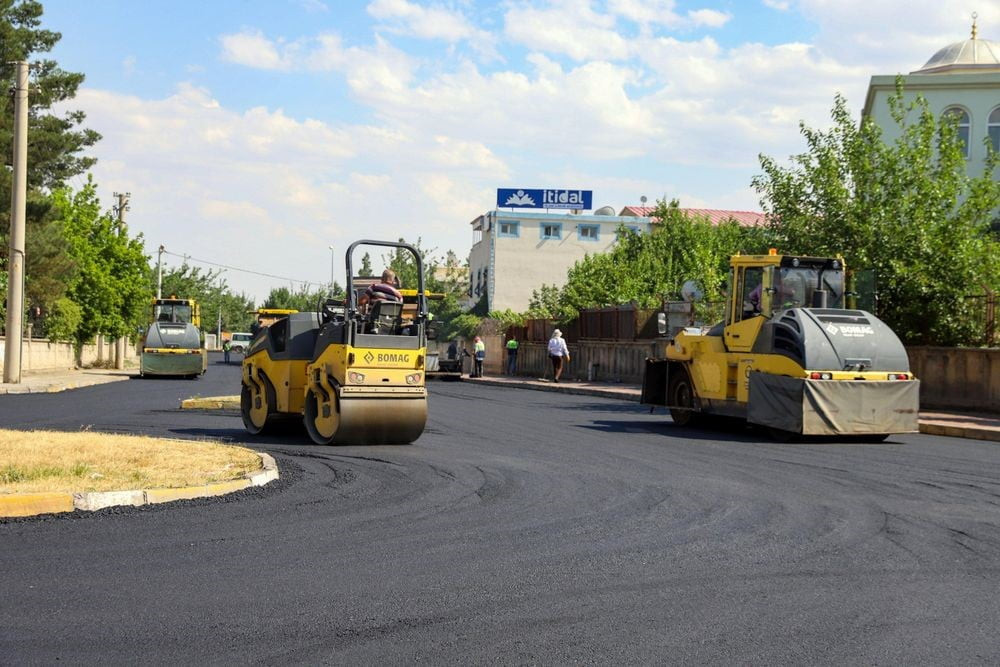 DİYARBAKIR BÜYÜKŞEHİR BELEDİYESİ, BAĞCILAR MAHALLESİ'NDE 8 BİN METRELİK YOL AĞINDA 27 BİN TON...