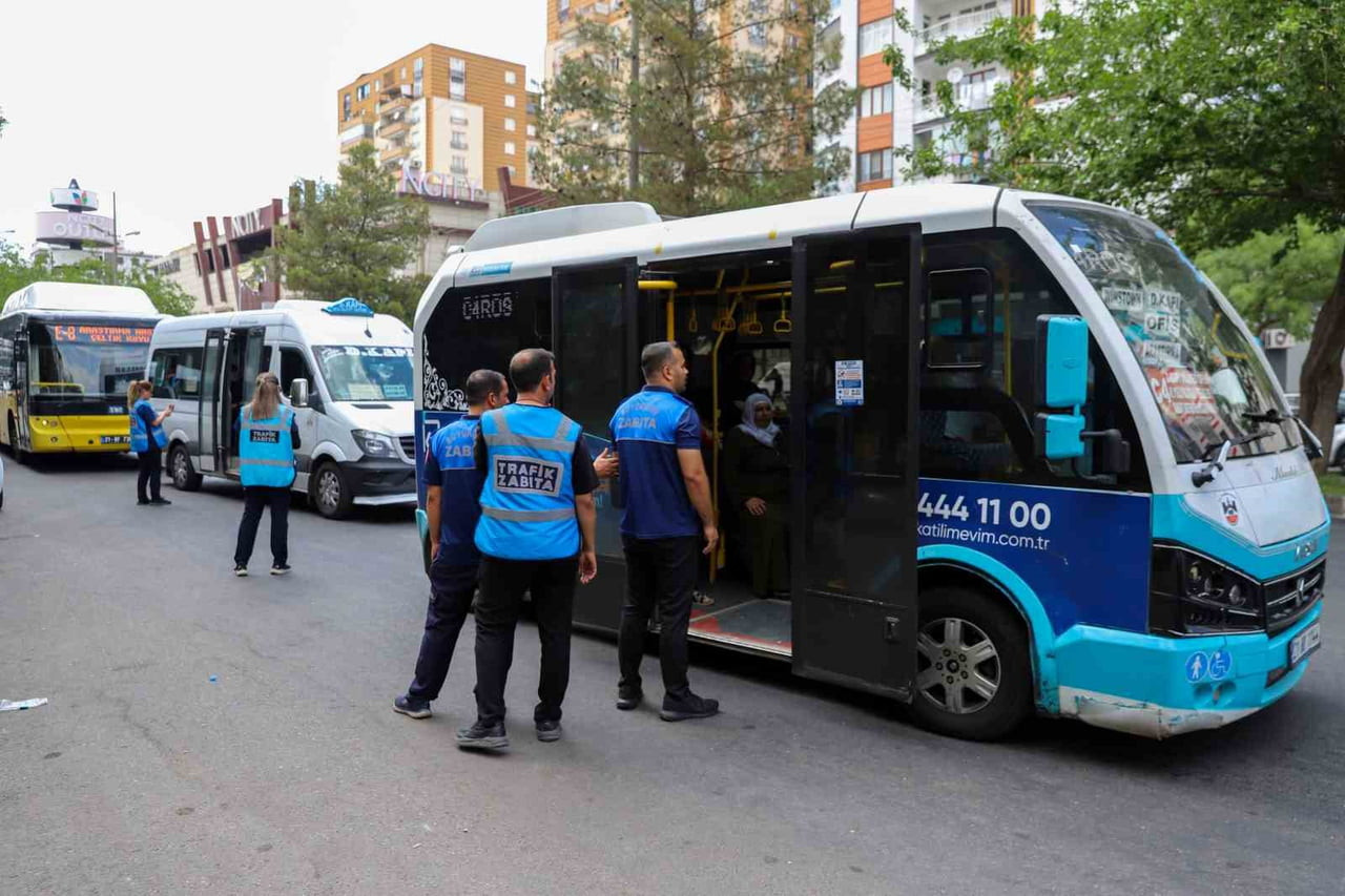 DİYARBAKIR BÜYÜKŞEHİR BELEDİYESİ, YAZ SICAKLARININ ETKİSİNİ ARTIRMASIYLA BİRLİKTE TOPLU TAŞIMA...